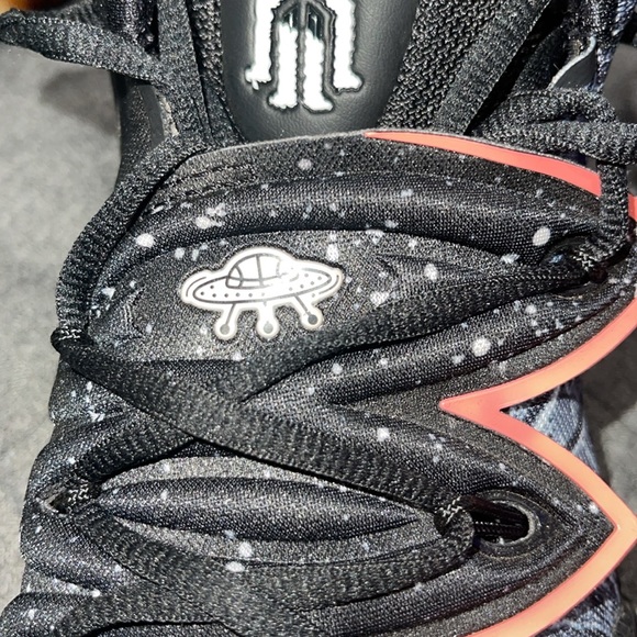 KYRIE 2 “WHAT THE CAMO” Men’s 9 1/2 LIKE NEW ONLY WORE IN DOORS - Picture 6 of 10